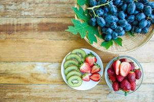 The fruits of health lover Healthy fruit And health care to eat healthy food. To the skin. The fruit is placed in a beautiful table, apple apricot photo