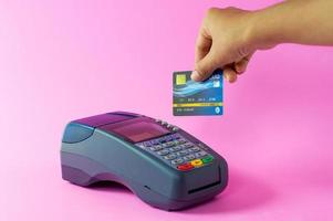 momento del pago con tarjeta de crédito a través de soluciones de negocio terminal, concepto de éxito y estrategia. foto