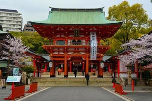 kobe, japón. 3 de abril de 2015. Santuario ikuta jinjya en el barrio chuo de kobe, japón. uno de los santuarios más antiguos de Japón foto