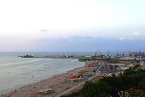 por la tarde en la playa en el mar de azov foto