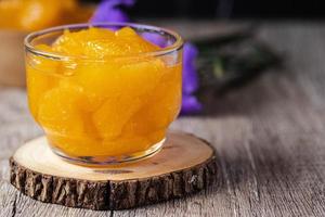 naranja en almíbar en vaso de postre transparente foto