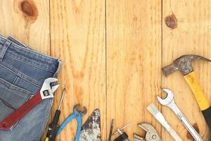 feliz día del trabajo, fondo del día internacional del padre - grupo de herramientas de trabajo sobre fondo de madera foto