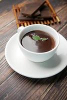 crema de chocolate oscuro en una taza de café en la mesa