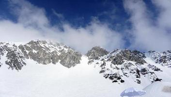 montañas nevadas para esquiar en innsbruck, austria, europa foto