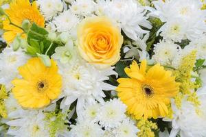 flores de crisantemo amarillas y blancas, la rosa estaba decorada con hojas verdes como corona para usar en el funeral.
