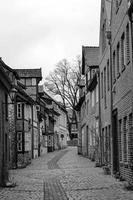 calle solitaria con casas antiguas