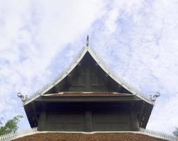 detalle del techo del templo profusamente decorado en chiangmai, tailandia. foto