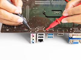 use una sonda de alimentación para verificar si la placa base de la computadora está dañada. el cable rojo se usa para detectar la corriente positiva y el cable negro es para detectar la corriente negativa. encontrar un punto de reparación foto