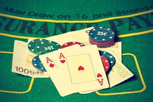 dos ases en una mesa de póquer con fichas de póquer y billetes. imagen horizontal estilo vintage. foto