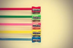 lápices de colores y sacapuntas en estilo vintage. imagen horizontal foto