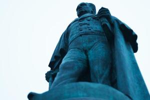 estatua de bronce de ioannis kapodistrias en el parque de la ciudad, vista desde abajo foto