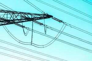 cerrar los cables de la red eléctrica bajo el cielo azul, imagen abstracta foto
