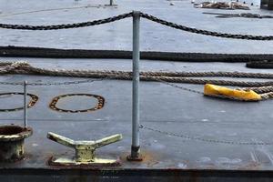 Diferentes bolardos e instalaciones técnicas de tráfico de buques en un puerto foto