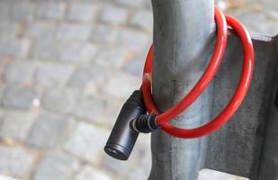 candado de bicicleta abandonado dejado en una cerca metálica de una bicicleta robada foto