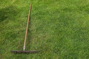 equipo de jardinería sobre césped con espacio vacío foto