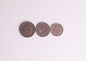 varias monedas de la moneda ya no corriente marca alemana de alemania. foto