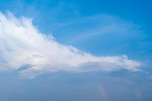 nubes de tormenta comenzando, textura de fondo de cielo azul natural, hermoso color con arco iris. foto