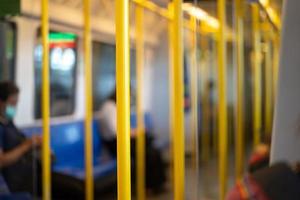 poste amarillo para que el pasajero lo sostenga mientras se transporta dentro del tren de enlace ferroviario del aeropuerto. foto