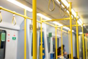 cierre la mano del cable de goma - plástico sujetando en el tren de enlace ferroviario ariport. foto