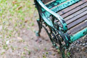 antigua silla verde de acero en el suelo del jardín. foto