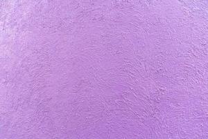 púrpura - color violeta en la curva de textura aleatoria abstracta cemento en la pared a la hora de la tarde. foto