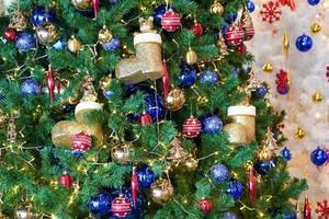 árbol de navidad de color blanco y verde y decoración de año nuevo en los grandes almacenes. foto