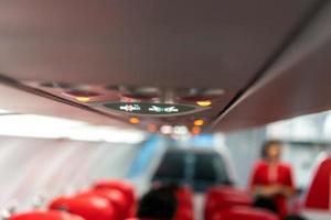 lámpara del panel de la consola del avión de primer plano, luz, botón de ayuda necesaria, aire acondicionado, cinturón de seguridad y señal de iluminación de no fumar.