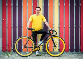 retrato de un joven con una bicicleta. foto