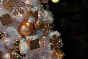 decoración navideña dorada con lazo y caja de regalo. foto