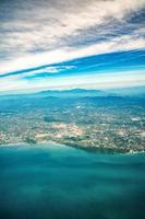 foto tomada desde un avión a reacción que disparó la amplia ciudad junto a la playa y el mar en medio de tailandia.