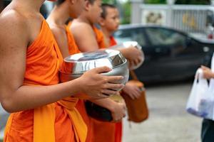 monjes por la mañana en la provincia de chiang mai, tailandia foto