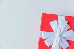 navidad año nuevo cumpleaños san valentín celebración presente concepto romántico. caja de regalo roja de diseño simplemente minimalista aislada sobre fondo blanco. espacio de copia de vista superior plana. foto