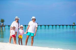 familia feliz en playa blanca en maldivas foto