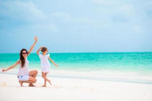 madre e hija disfrutando en la playa tropical foto