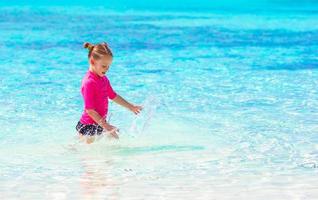 Adorable niña en la playa durante las vacaciones de verano foto