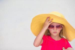 Adorable niña en la playa durante las vacaciones de verano foto