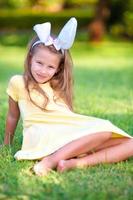 adorable niña con orejas de conejo en pascua foto