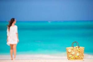 mujer hermosa joven durante las vacaciones en la playa tropical foto