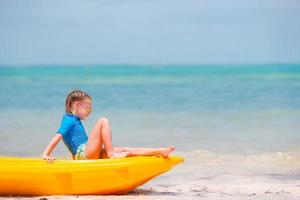 Adorable niña kayak durante las vacaciones de verano foto