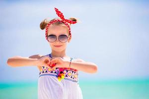 Adorable niña en la playa durante las vacaciones de verano foto