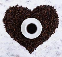 taza de café sobre fondo blanco. vista superior foto
