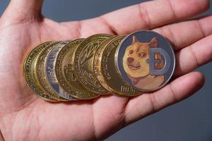 dogecoin doge, bitcoin, ethereum eth, moneda xrp, incluida con la moneda de criptomoneda en mano humana tecnología de cadena de bloques virtual el futuro es un concepto de cierre de fondo foto