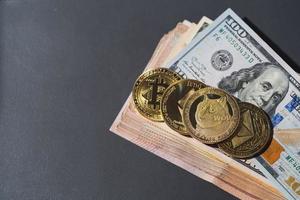 dogecoin doge, bitcoin, ethereum, etc. incluidos con moneda criptográfica en la pila cien dólares estadounidenses la tecnología de cadena de bloques virtual estadounidense es un fondo y espacio libre para colocar algo de texto foto