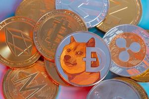 dogecoin doge group incluido con la moneda de criptomoneda bitcoin, ethereum eth, binance coin, zcash tron symbol tecnología de cadena de bloques virtual y la implicación de luz roja tendencia a la baja pierde perdedor. foto