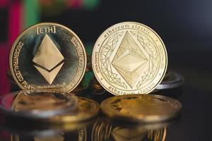 enfoque seleccione y desenfoque golden ethereum eth y ethereum classic etc grupo símbolo de moneda criptográfica y candelabro de gráfico de acciones en tabletas. utilice la tecnología cryptocurrency blockchain. con plusvalía. foto