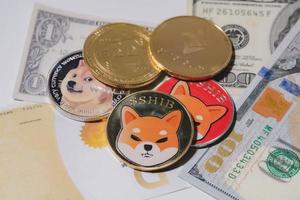 dogecoin doge, bitcoin, ethereum eth, moneda shiba, incluida con moneda criptográfica en la pila 100 cien nuevos dólares estadounidenses tecnología de cadena de bloques virtual estadounidense el futuro es dinero concepto de cierre foto