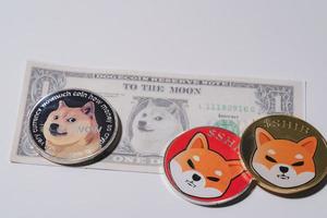 dogecoin doge, bitcoin, ethereum eth, moneda shiba, incluida con moneda criptográfica en la pila 100 cien nuevos dólares estadounidenses tecnología de cadena de bloques virtual estadounidense el futuro es dinero concepto de cierre foto