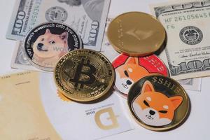 dogecoin doge, bitcoin, ethereum eth, moneda shiba, incluida con moneda criptográfica en la pila 100 cien nuevos dólares estadounidenses tecnología de cadena de bloques virtual estadounidense el futuro es dinero concepto de cierre foto