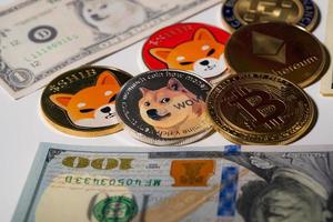 dogecoin doge, bitcoin, ethereum eth, moneda shib, incluida con la moneda criptográfica en la pila 100 cien nuevos dólares estadounidenses tecnología de cadena de bloques virtual estadounidense el futuro es el concepto de cierre de dinero foto