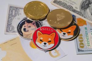 dogecoin doge, bitcoin, ethereum eth, moneda shiba, incluida con moneda criptográfica en la pila 100 cien nuevos dólares estadounidenses tecnología de cadena de bloques virtual estadounidense el futuro es dinero concepto de cierre foto